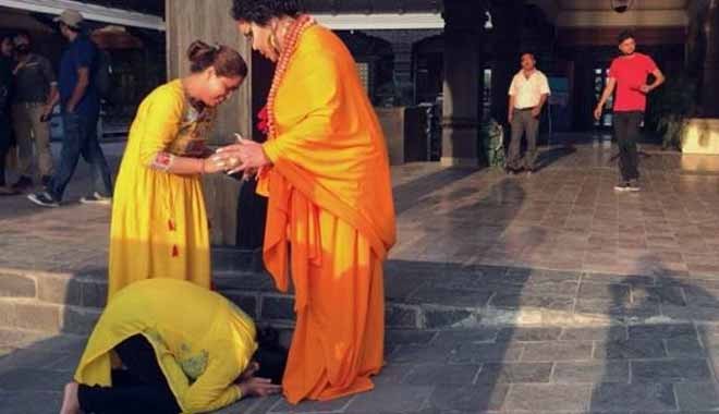 Bülent Ersoy'u Buda sanıp ayaklarına kapandılar